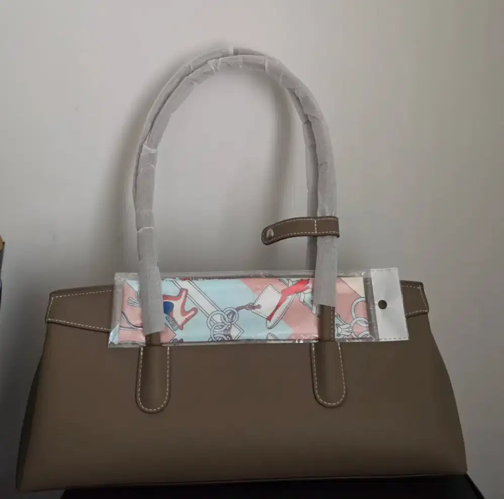 Tas kulit bahu warna taupe (baru)