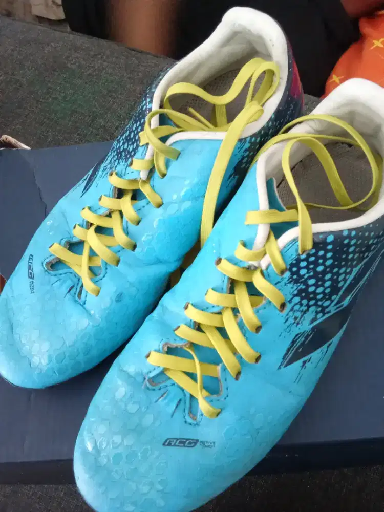 Sepatu bola anak