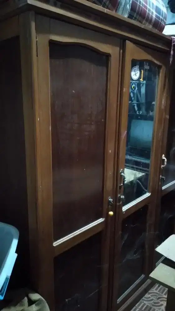 Lemari 3 pintu bahan kayu