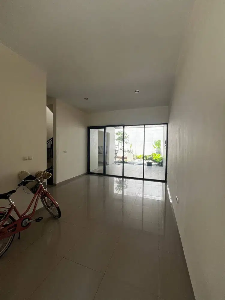 Disewakan Rumah Keren di Taman Kopo Indah 5, Sherwood
