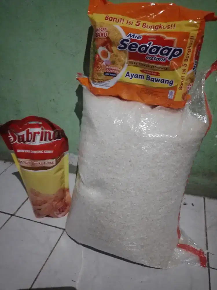 1 Paket sembako beras panen bkn beras bulog 10 kg, migor 1 ltr, mie