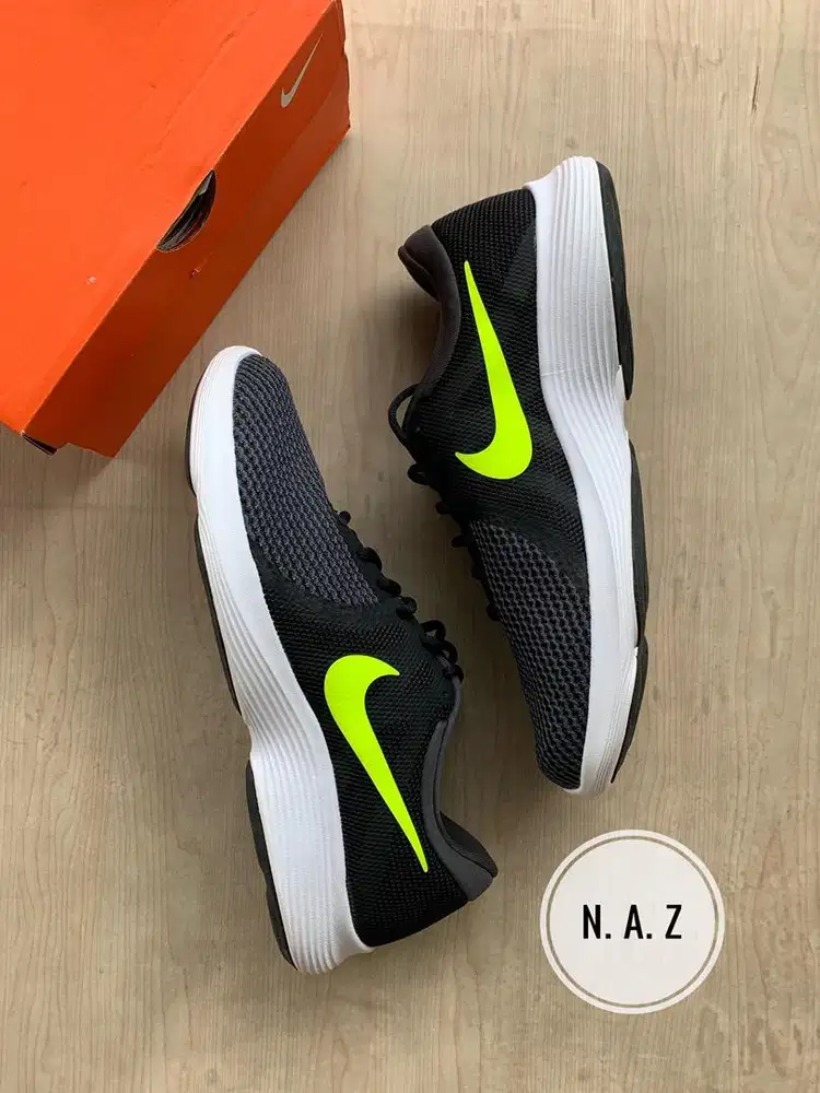 Nike Revolution 4 BLACK size 45,5 / 29,5cm