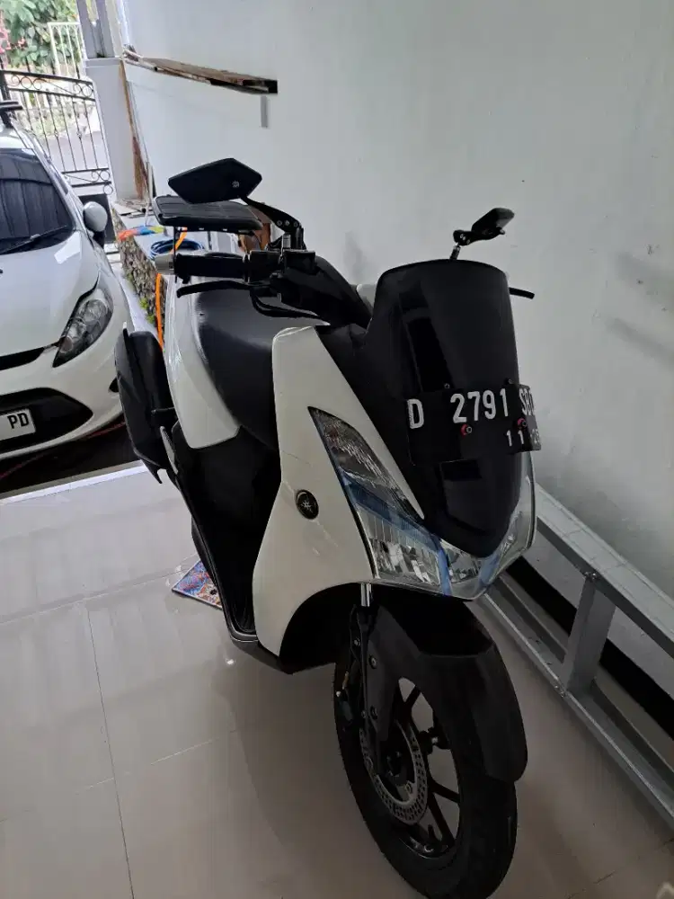 Motor lexi putih
