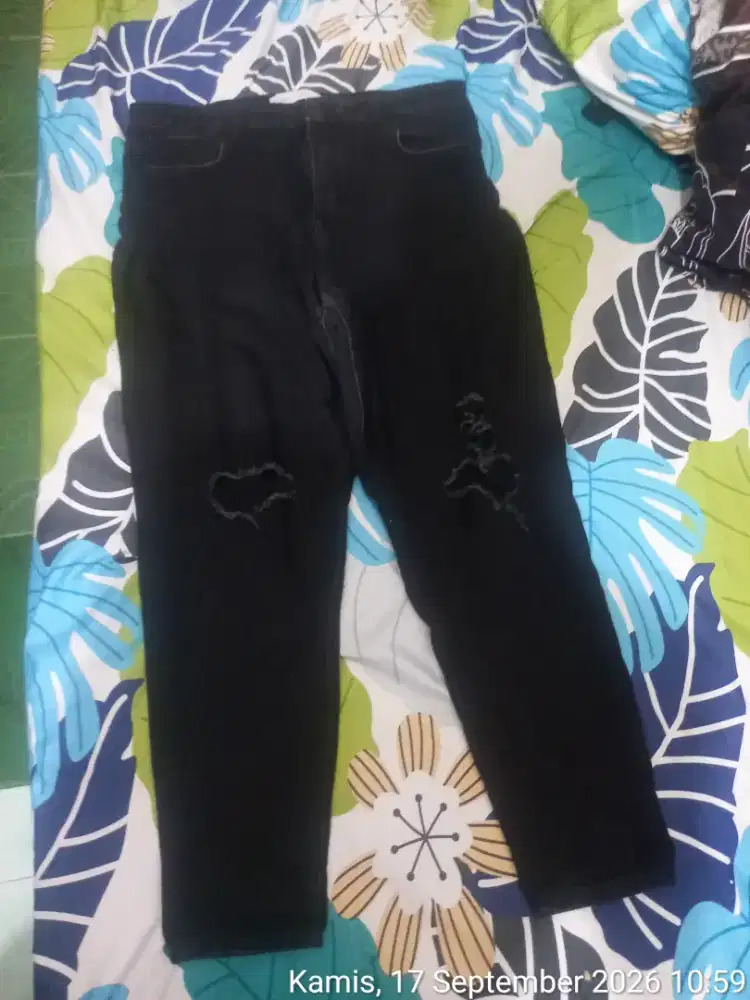 Celana levis hitam size 46