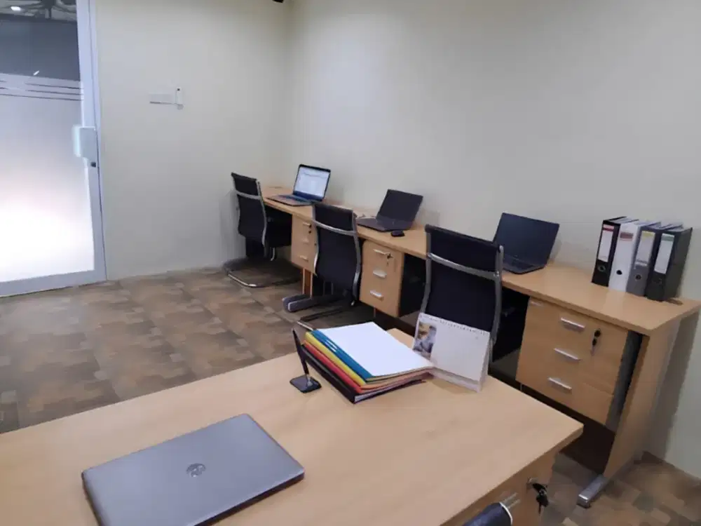 PRIVATE OFFICE KAPASITAS 4–5 ORANG – LENGKAP, NYAMAN & SIAP PAKAI!