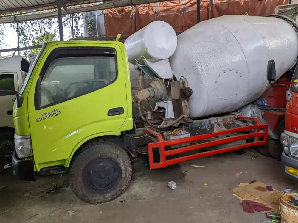 Hino dutro 130 HDL mixer 3 kubik ban 6roda tahun 2014