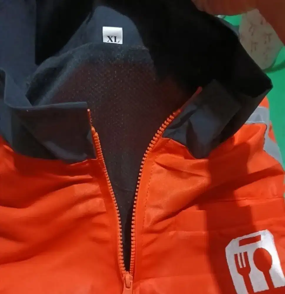 Jaket ukuran XL dan tas shope masih dalam plastik masih baru