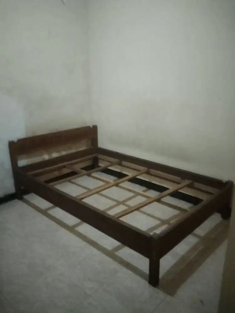 Dipan Kayu Bekas