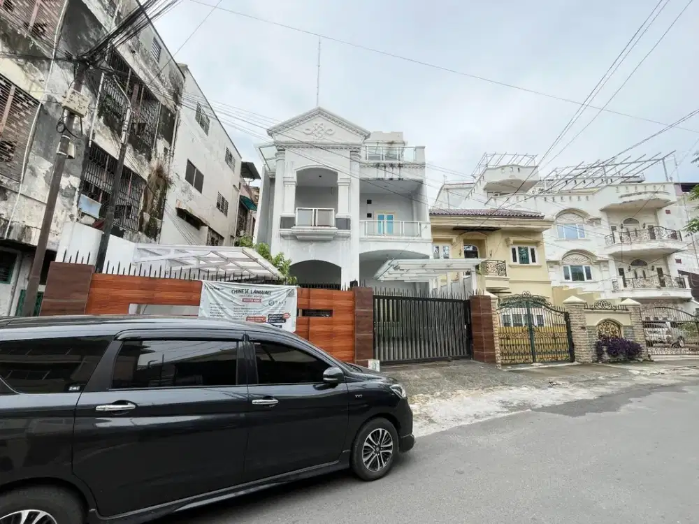 Villa Hook di Jalan Talaud ( Dekat MT Haryono )