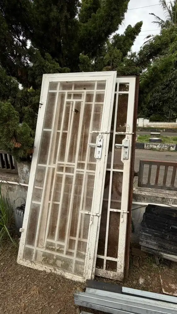 Pintu Besi jerjak bekas