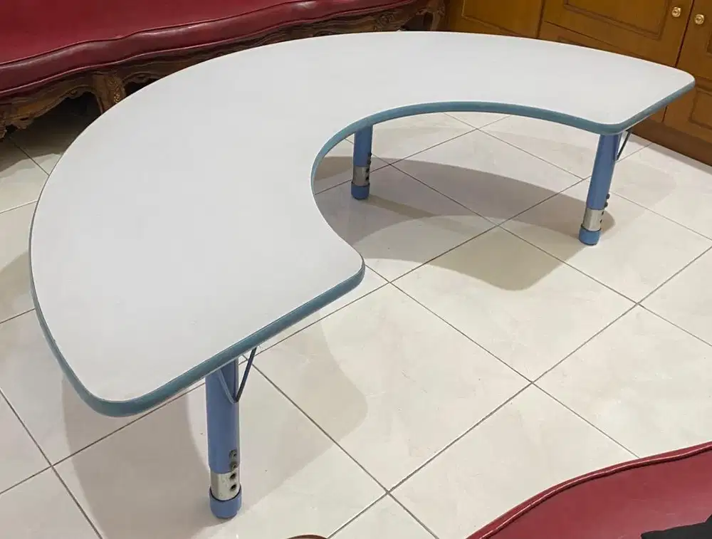 Meja belajar anak