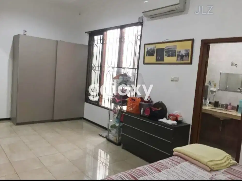 RUMAH GRAHA FAMILY DENGAN  ROW JlN 3 MOBIL, AKSES PEMBANTU TERPISAH