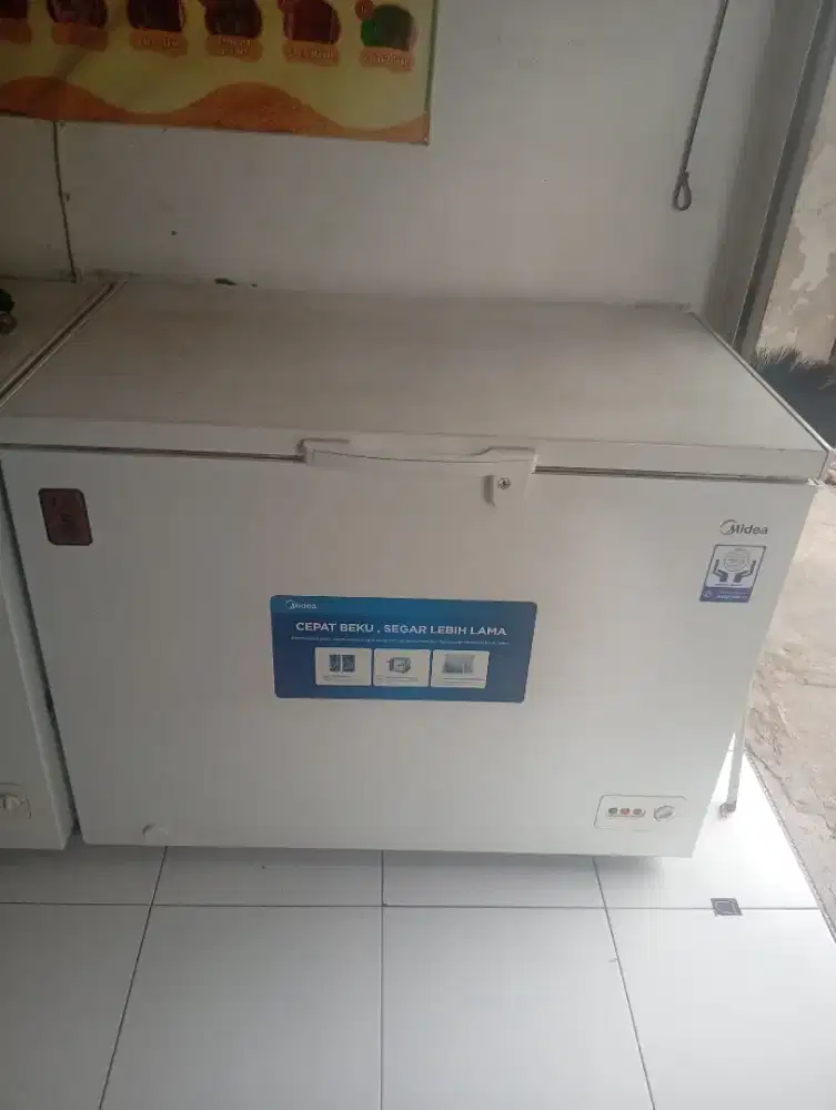 Freezermerk MIDEA,ukuran 350 ltr,satu pintu