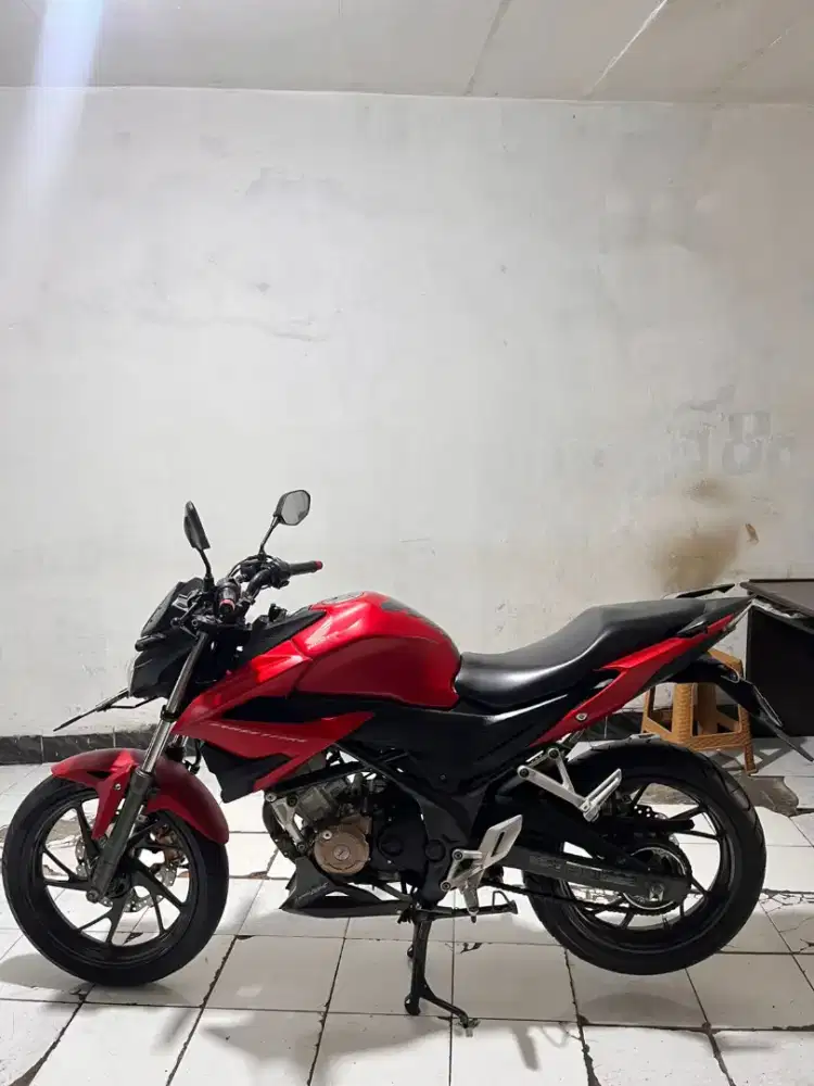 Jual cb 150 R 2018 ,surat komplete,body mulus,tinggal pake