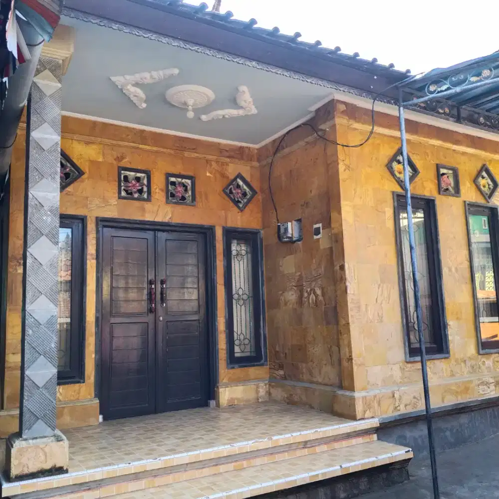 Di kontrak kan rumah di kampung Kusamba, Klungkung.