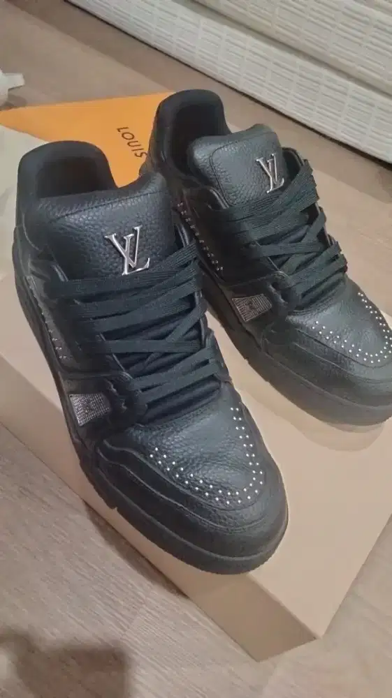 Sepatu Louis Vuitton LV trainer sneakers