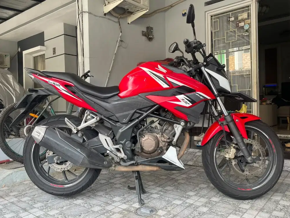 Dijual Motor Honda CB150R merah