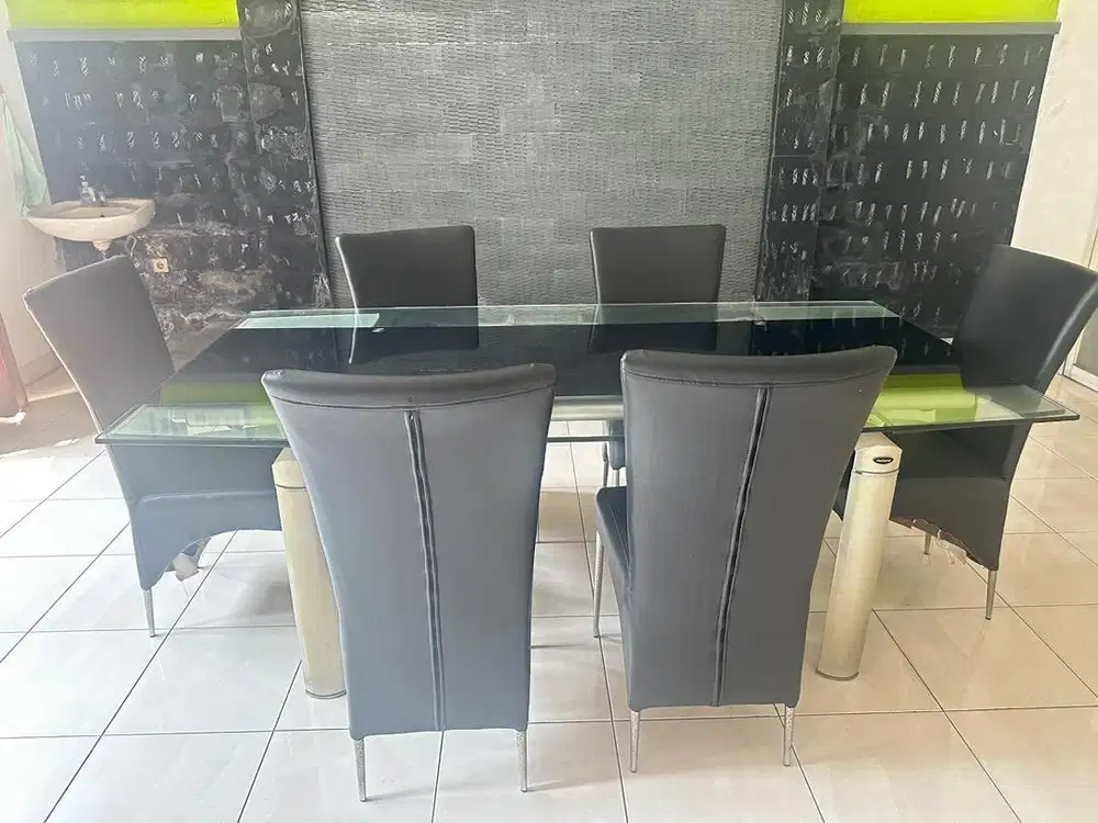 Dijual meja makan + 6 kursi makan merk informa