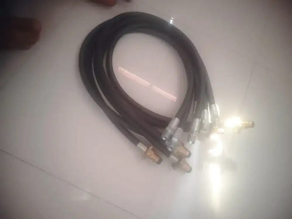 Selang pigtail gas 50kg ukuran setengah