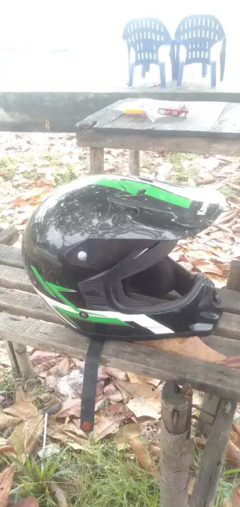 Di jual  helem motor dan topi ada 5 buh murah aja wa,hp