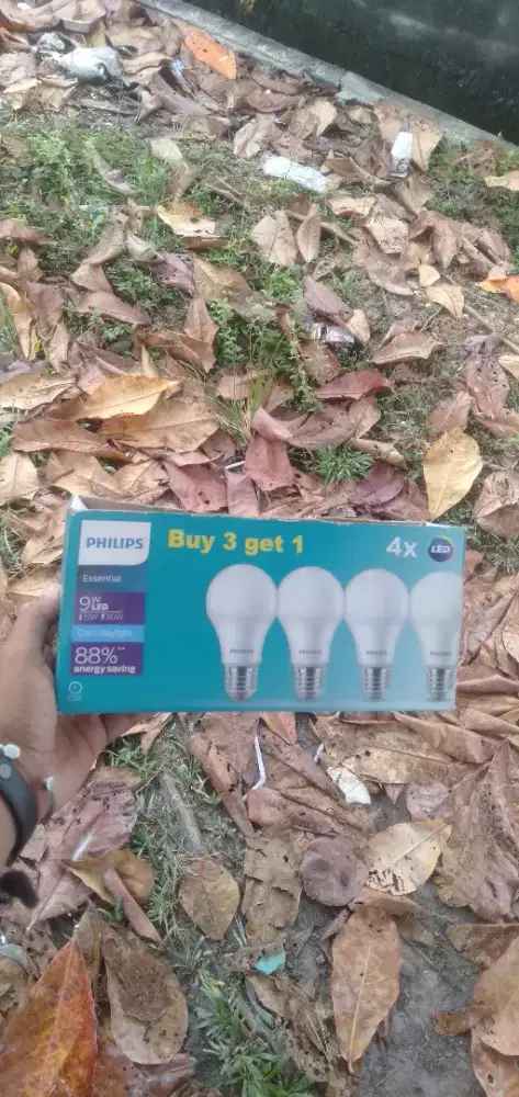 Di jual semua ukuran watt bola lampu  philips garansi resmi 1 th