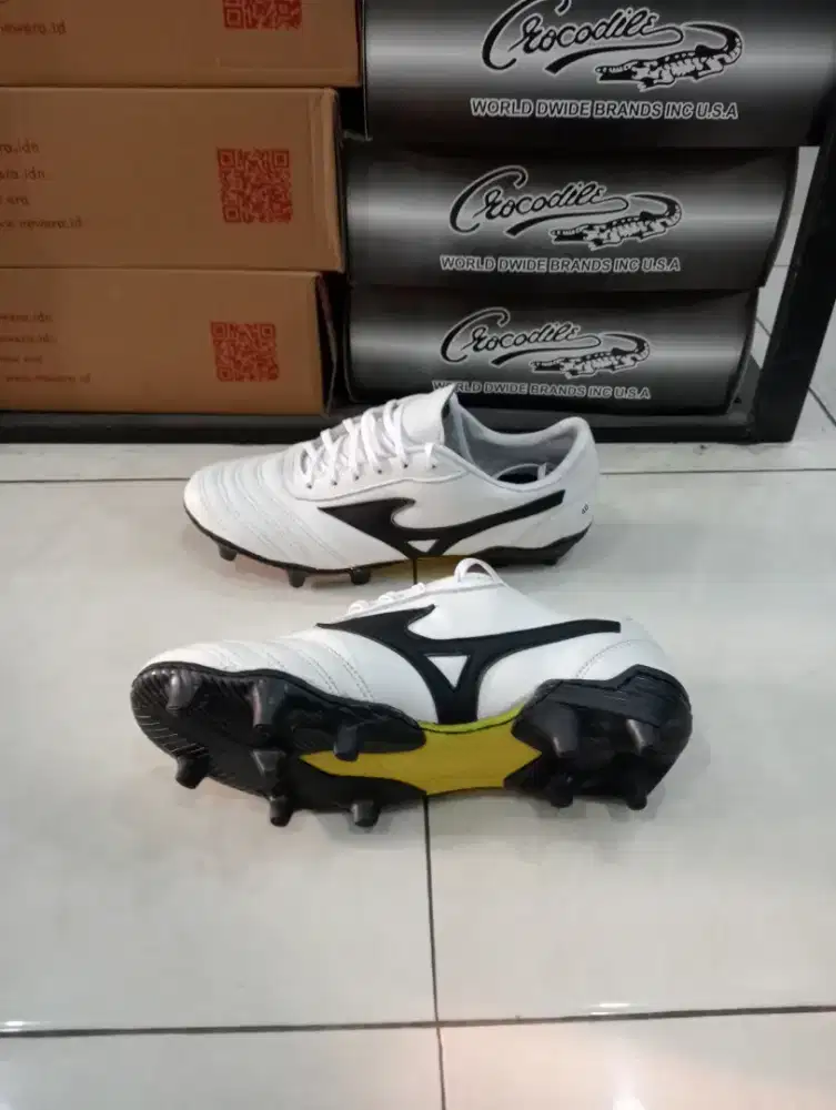 Sepatu bola aotsole ori
