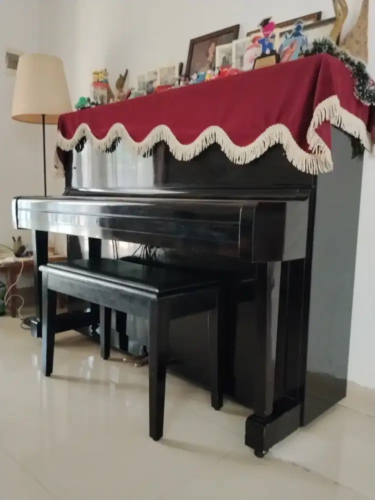 Piano Yamaha U1