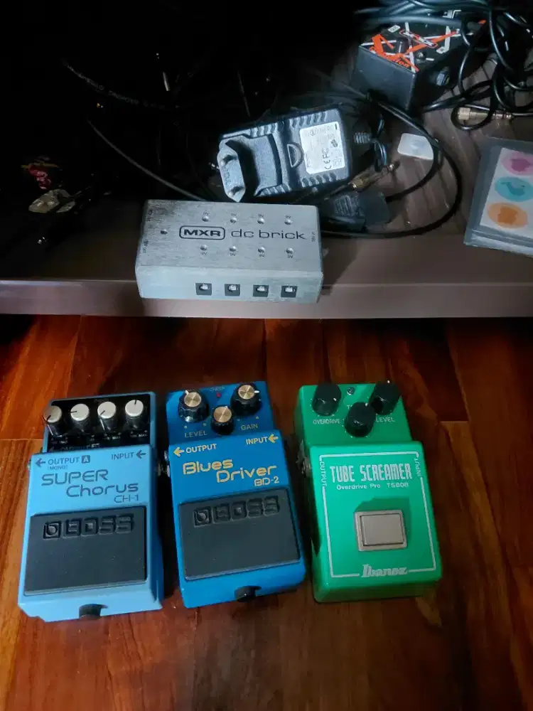 Pedal Efek Gitar dan Power Supply