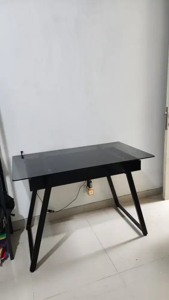 Meja Kerja kaca