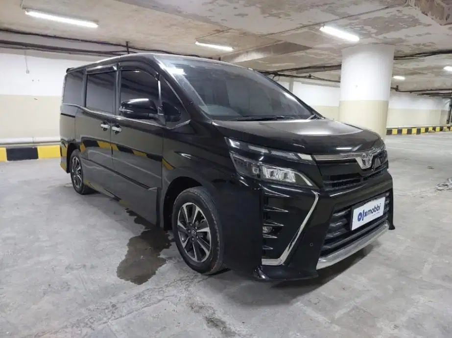 DP MURAH Toyota Voxy 2.0 Bensin-AT 2018 Hitam CBYRB