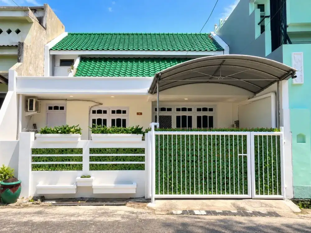 Rumah di Deltasari Indah Waru Sidoarjo, Row Jalan 3 Mobil Hadap Timur Listrik 2200 Watt PDAM Ada Tandon