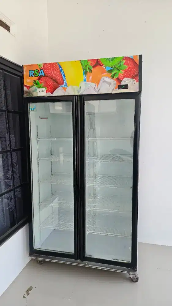Showcase minuman dua pintu