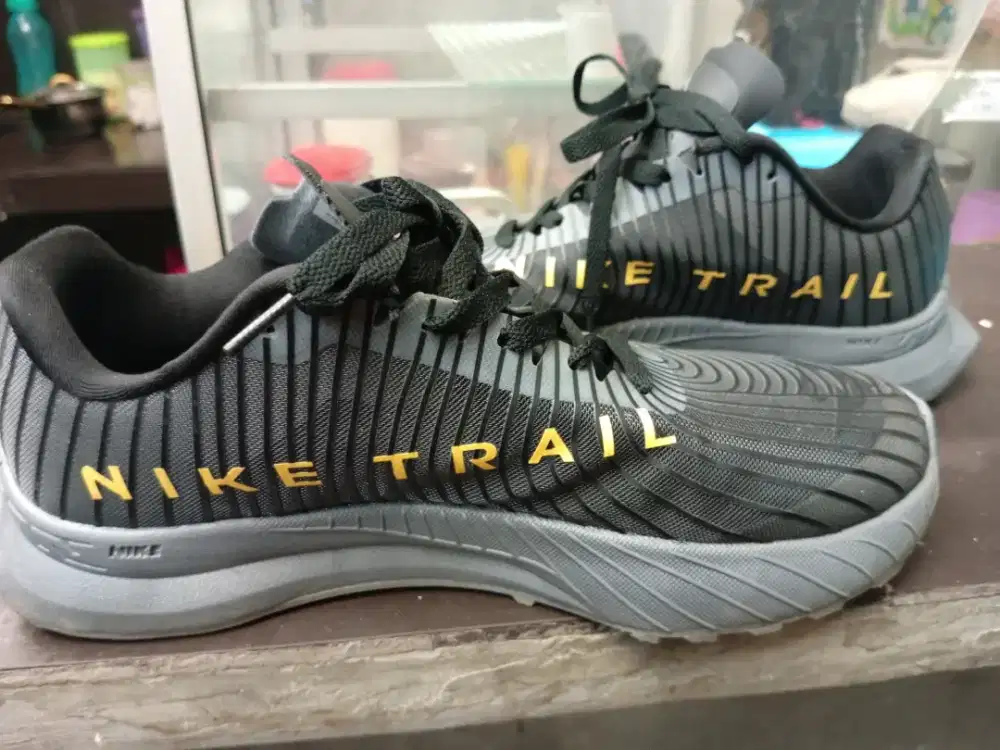 Sepatu trail running