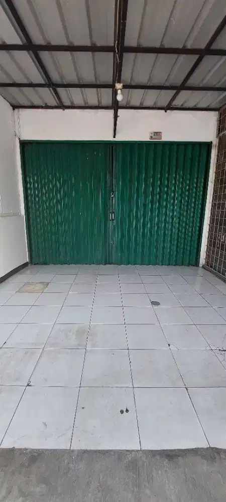 Di kontrakkan sebuah ruko di Alas Tua, Semanan