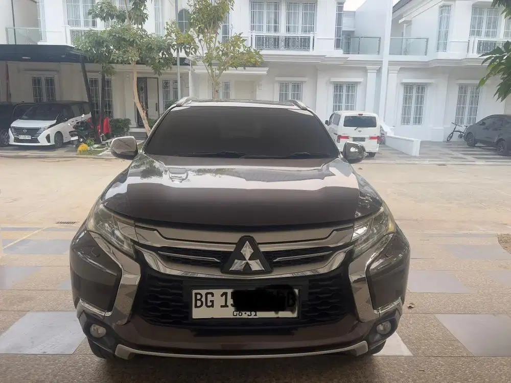 Pajero Sport Dakar 4x2 AT Solar Coklat Metalik Tangan pertam