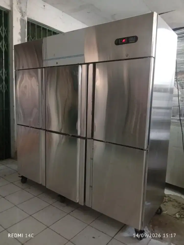 UPRIGHT FREEZER GEA 6 PINTU