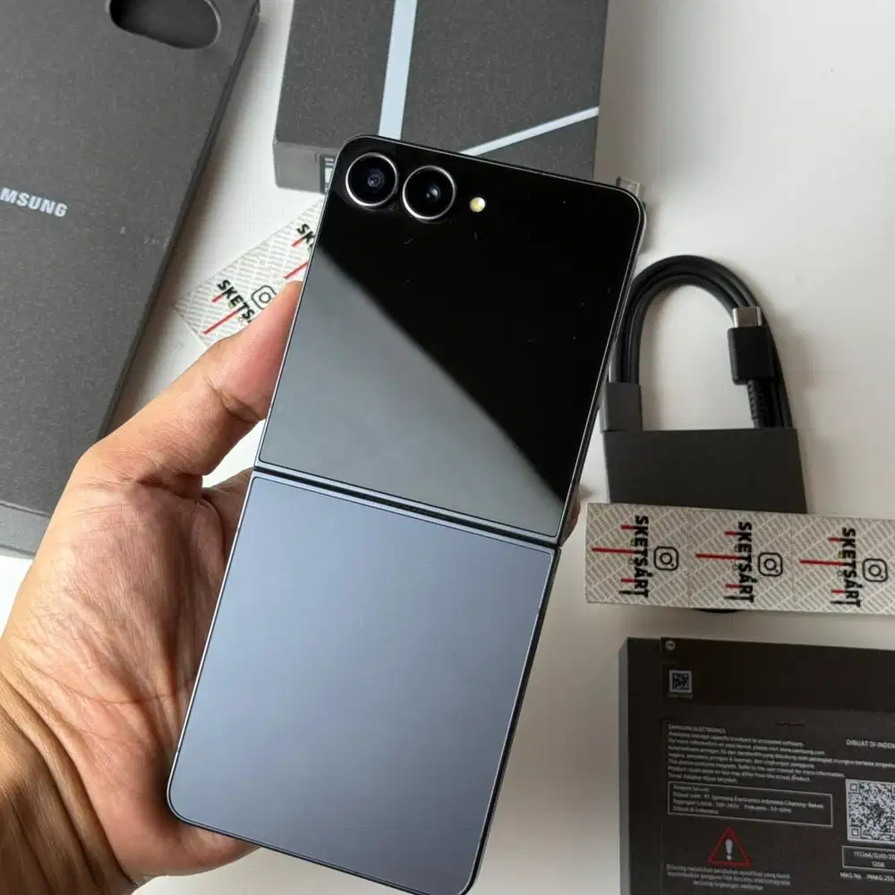 Samsung Galaxy Z Flip 7 256gb Jet Black  Gransi Resmi Maret 2027