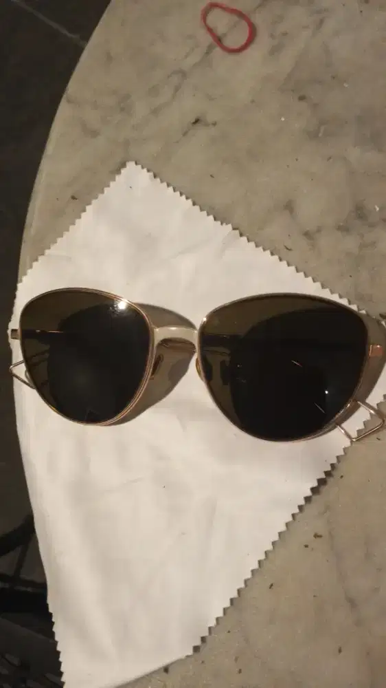 Kacamata hitam Dior original
