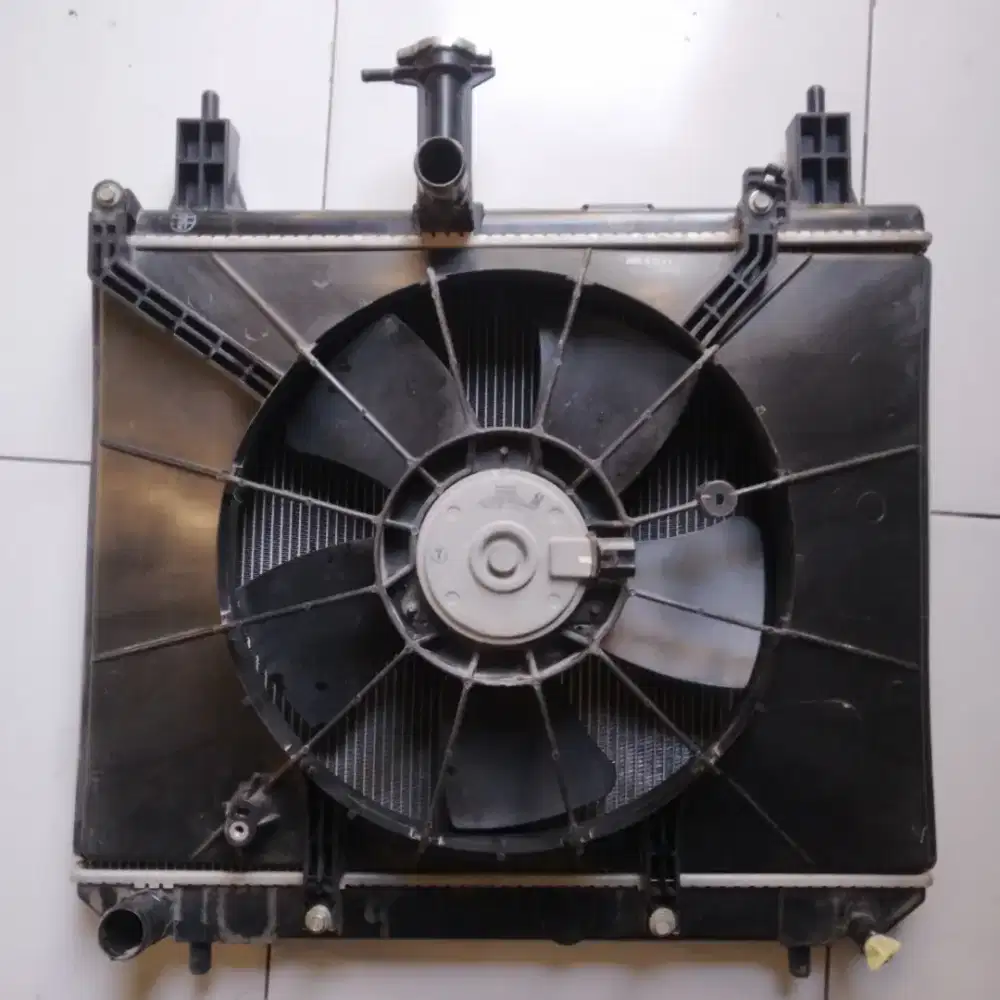 Radiator dan kipas 1 set Suzuki APV merk Denso.
