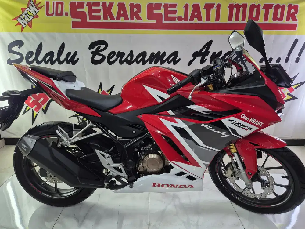 Km 2rb an All New CBR 150 R Racing Red