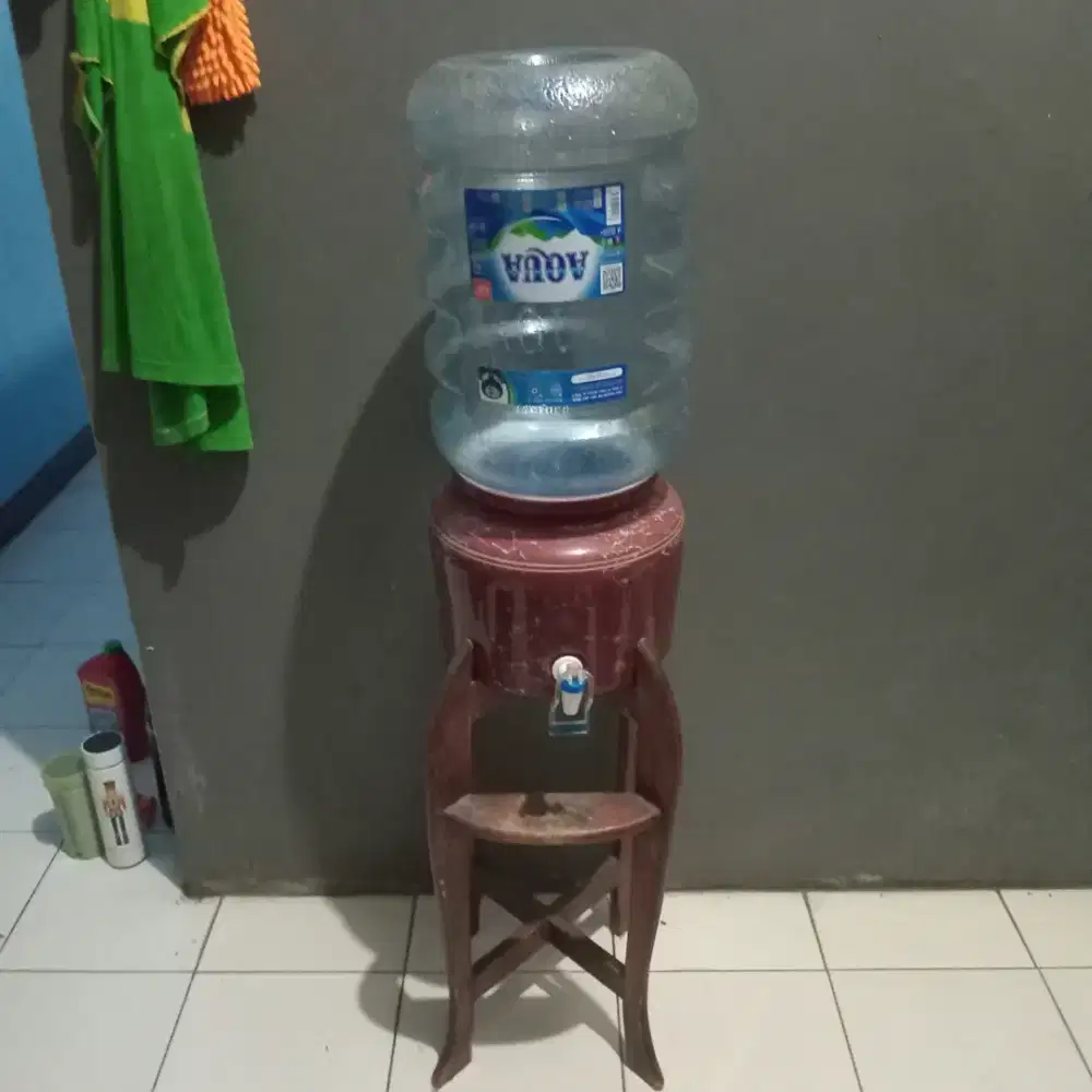 Aqua galon dan penampung air minum