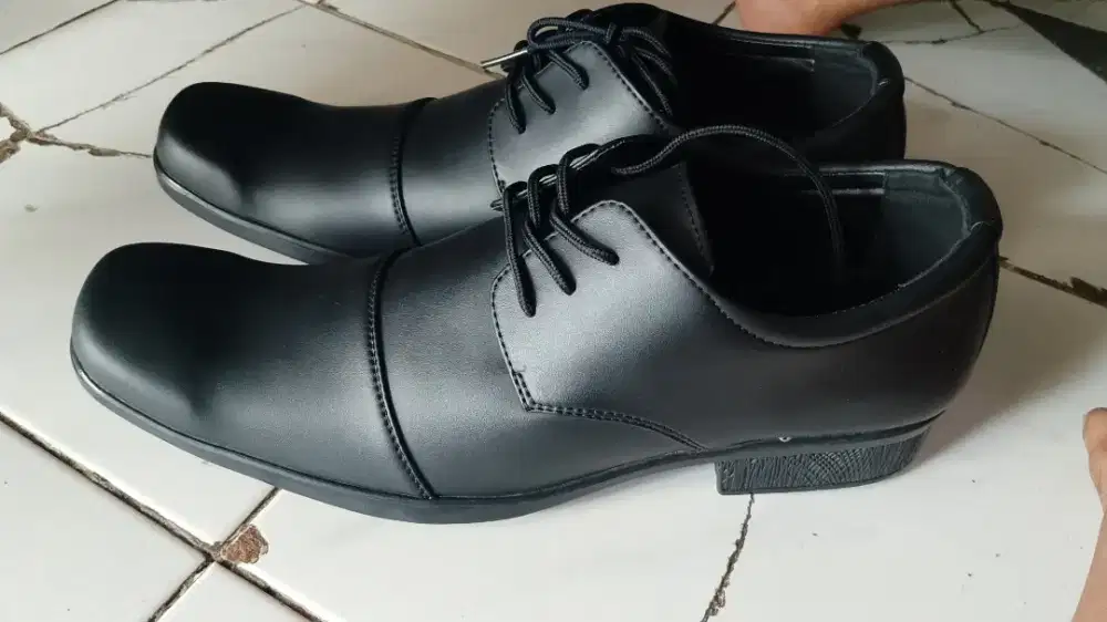 Sepatu kerja kulit merk modello