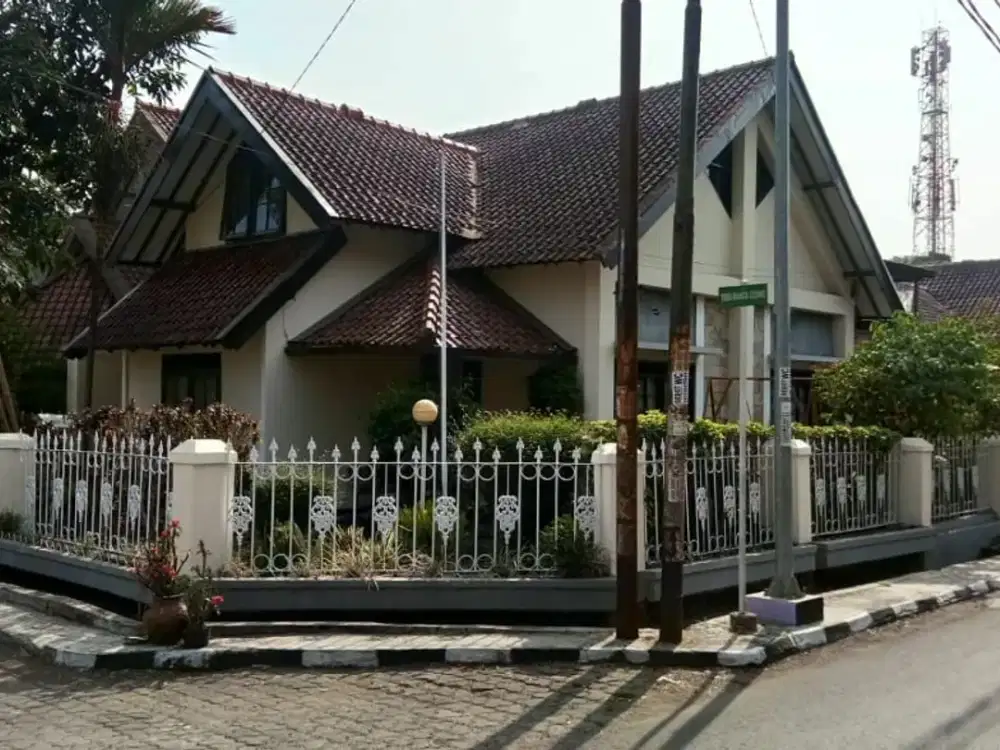 Rumah Lama Terawat 2 Lantai Sayap Turangga Harga Turun