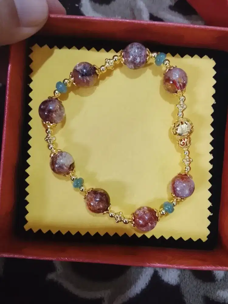 Gelang batu bunga silang