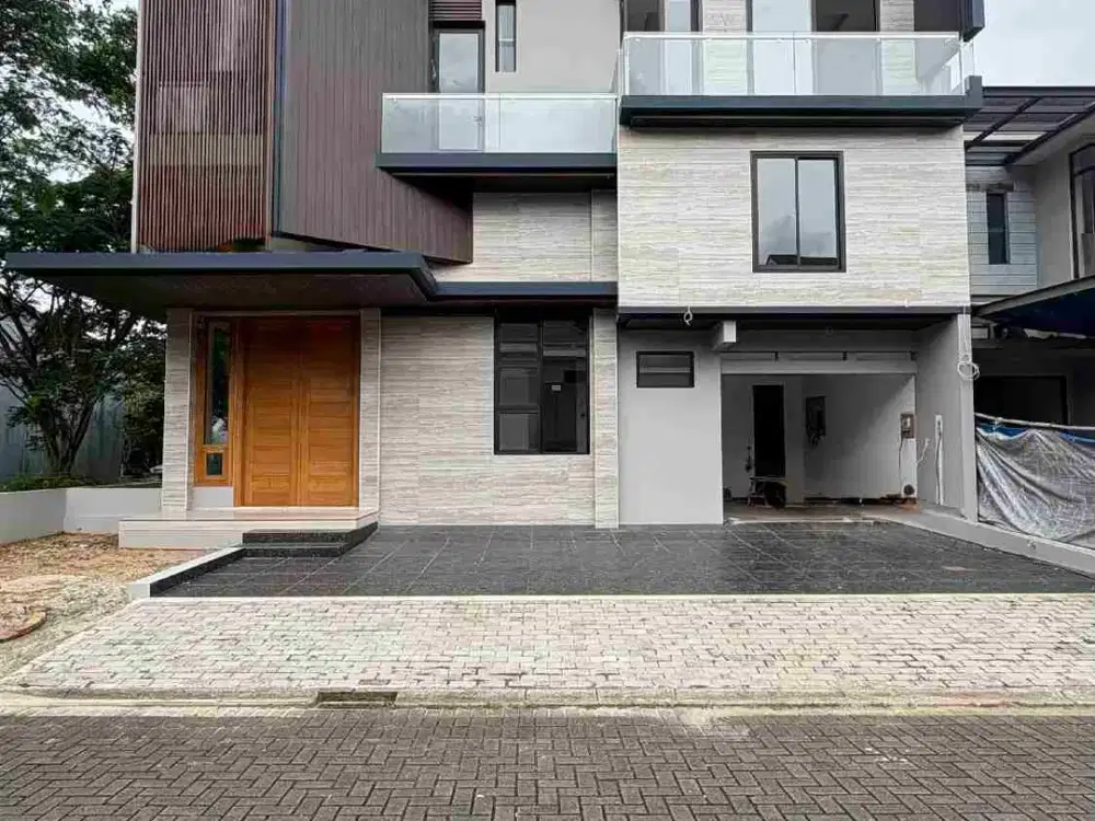 RUMAH BRAND NEW BANGUNAN MANDIRI 4 SPLIT LEVEL, DISAIN MODERN KONTEMPORER SIAP HUNI