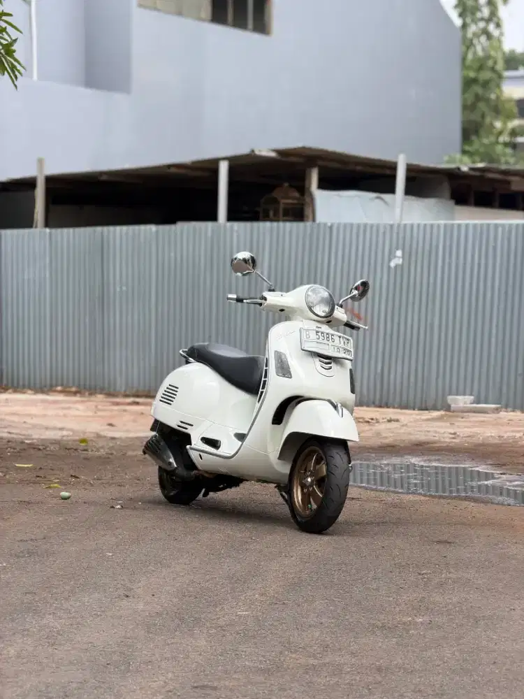 DIJUAL CEPAT PIAGGIO VESPA GTS 150 3V THN 2014 PERFECT CONDITION