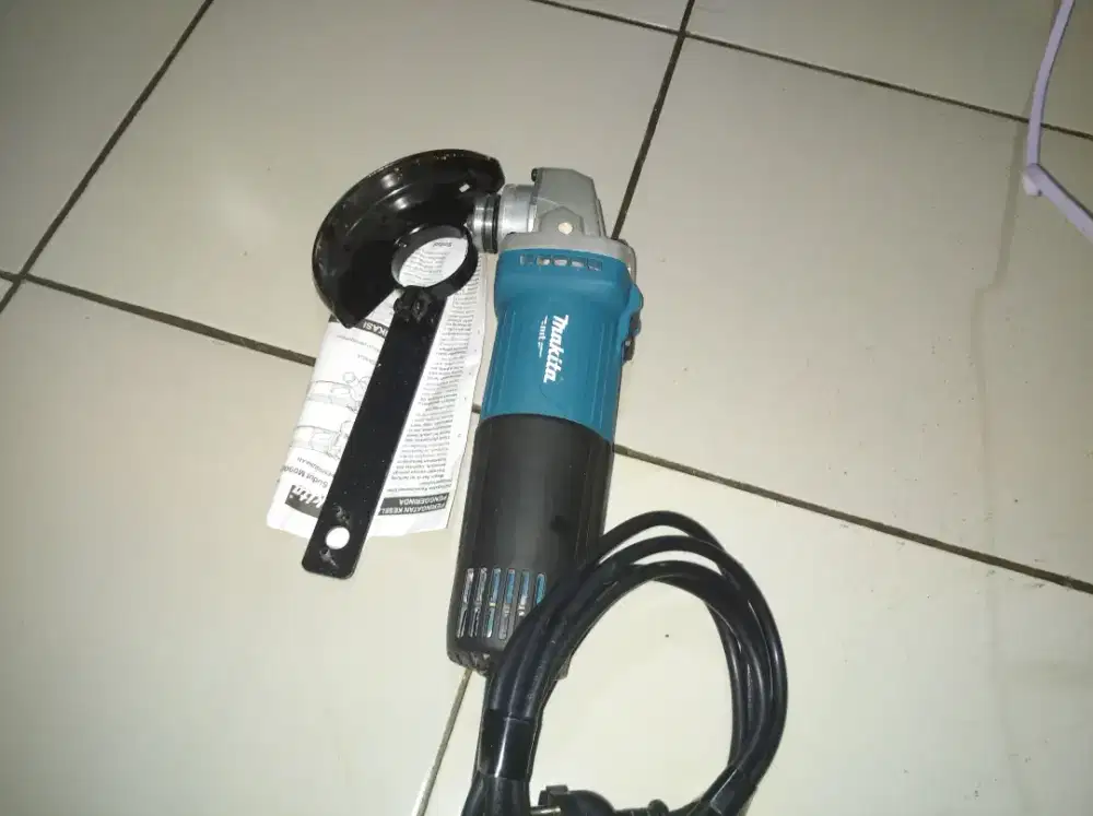 Mesin gerinda makita