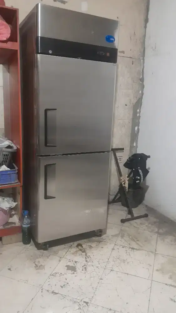 Upright freezer 2 pintu merk First Cool