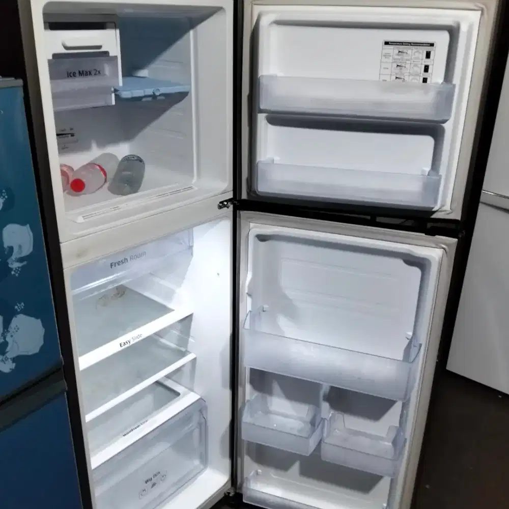 Lemari es dua pintu inverter