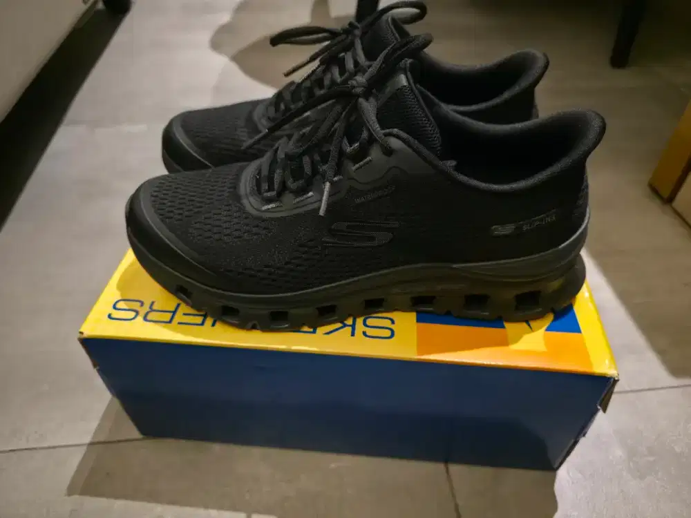 Jual sepatu sehari pemakaian skechers slip-ins, Glide-step waterproof